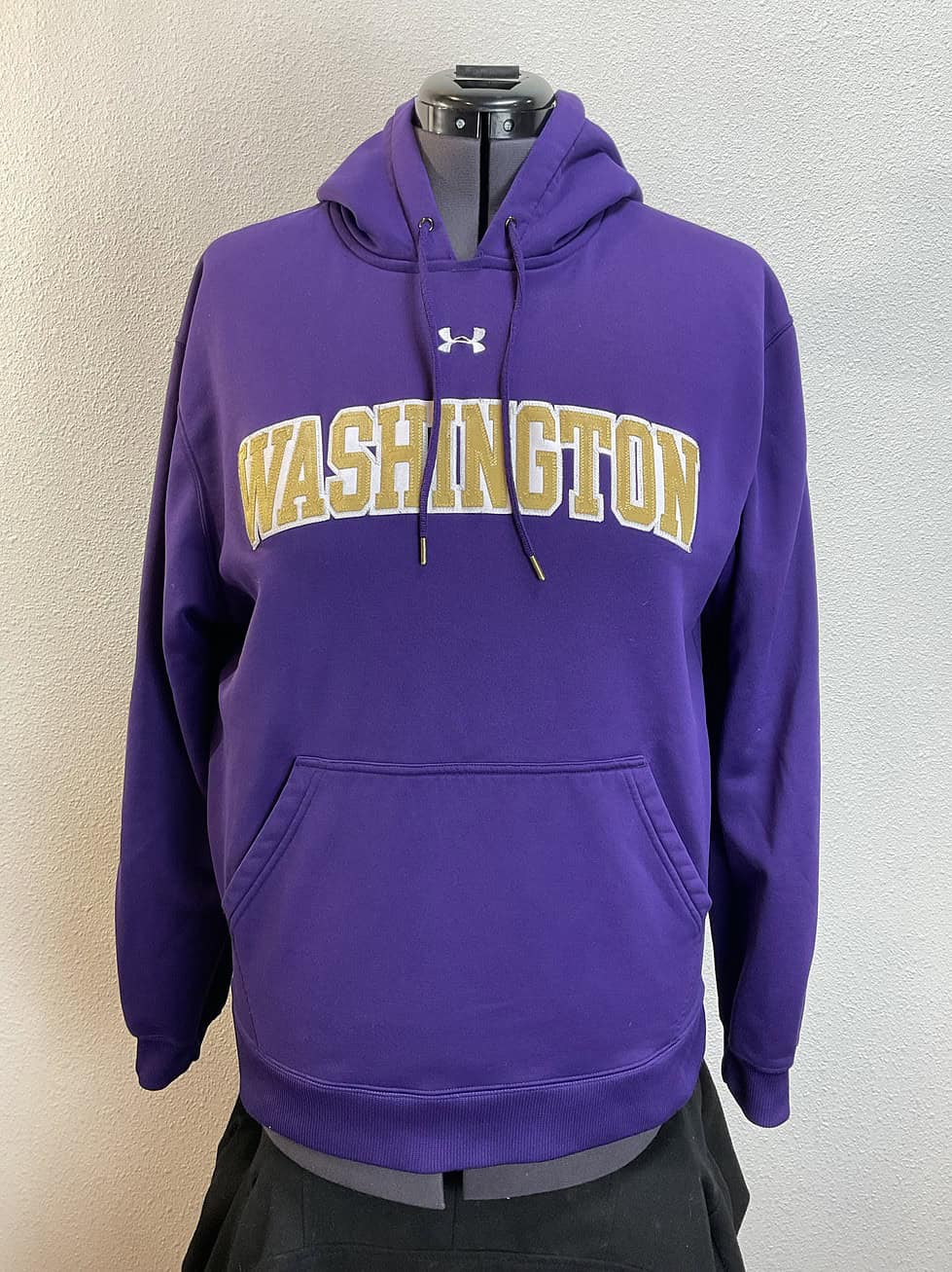 Washington Huskies Under Armour Hoodie – Medium