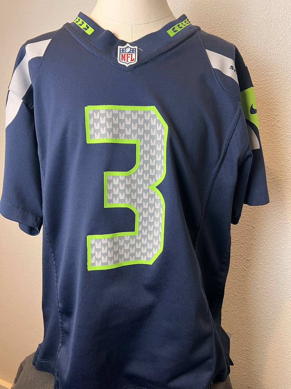 Authentic Seattle Seahawks Youth Medium Russell Wilson Jersey - NFL