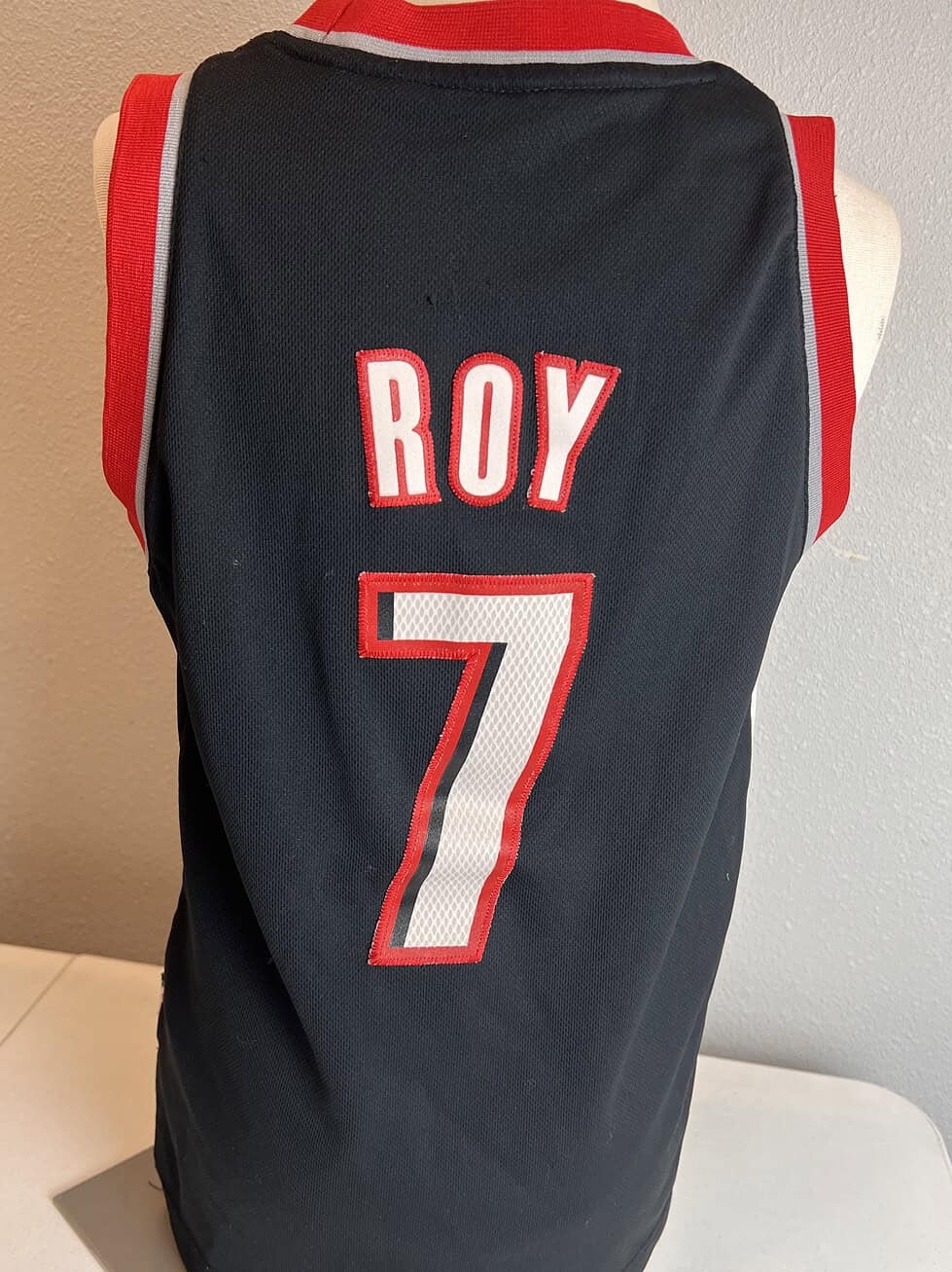 Adidas Portland Trail Blazers NBA jersey in black and 'ROY 7' on the back.
