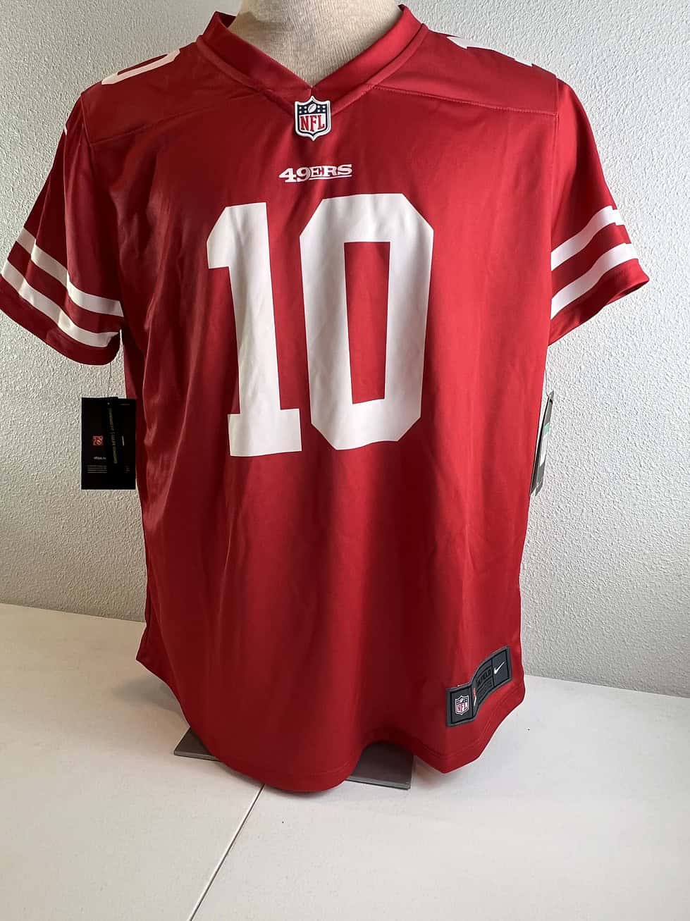 New with tags, women’s XL San Francisco 49ers jersey featuring ‘Garoppolo’ and ‘10’ on a vibrant red background, crafted in Dri-FIT technology.