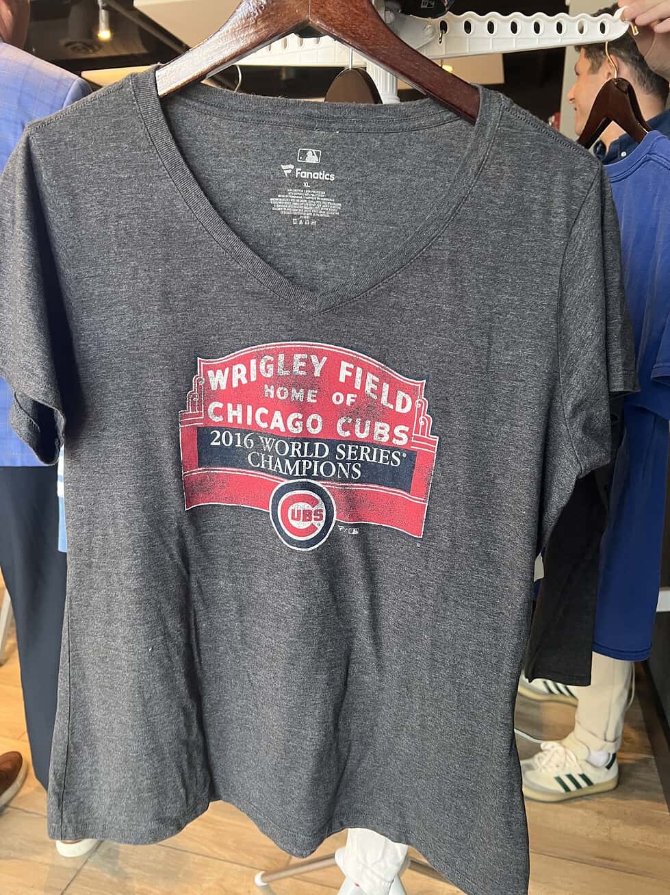 Wrigley Field Cubs Champions V-neck (XL)