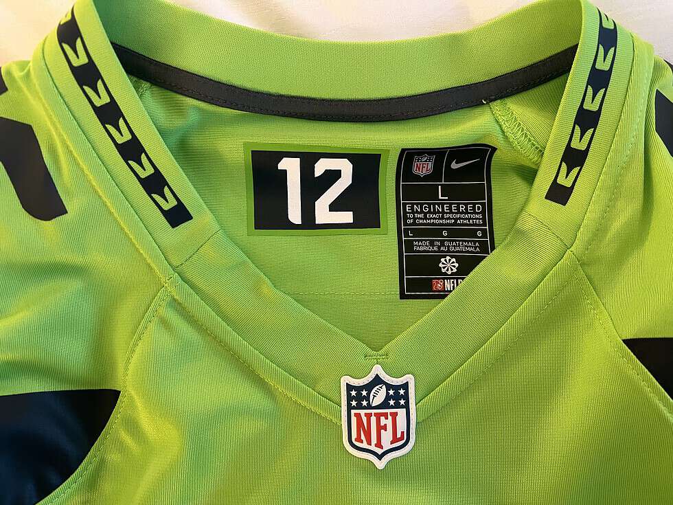 Tyler Lockett Autographed Seahawks Jersey (Large) - Image 4