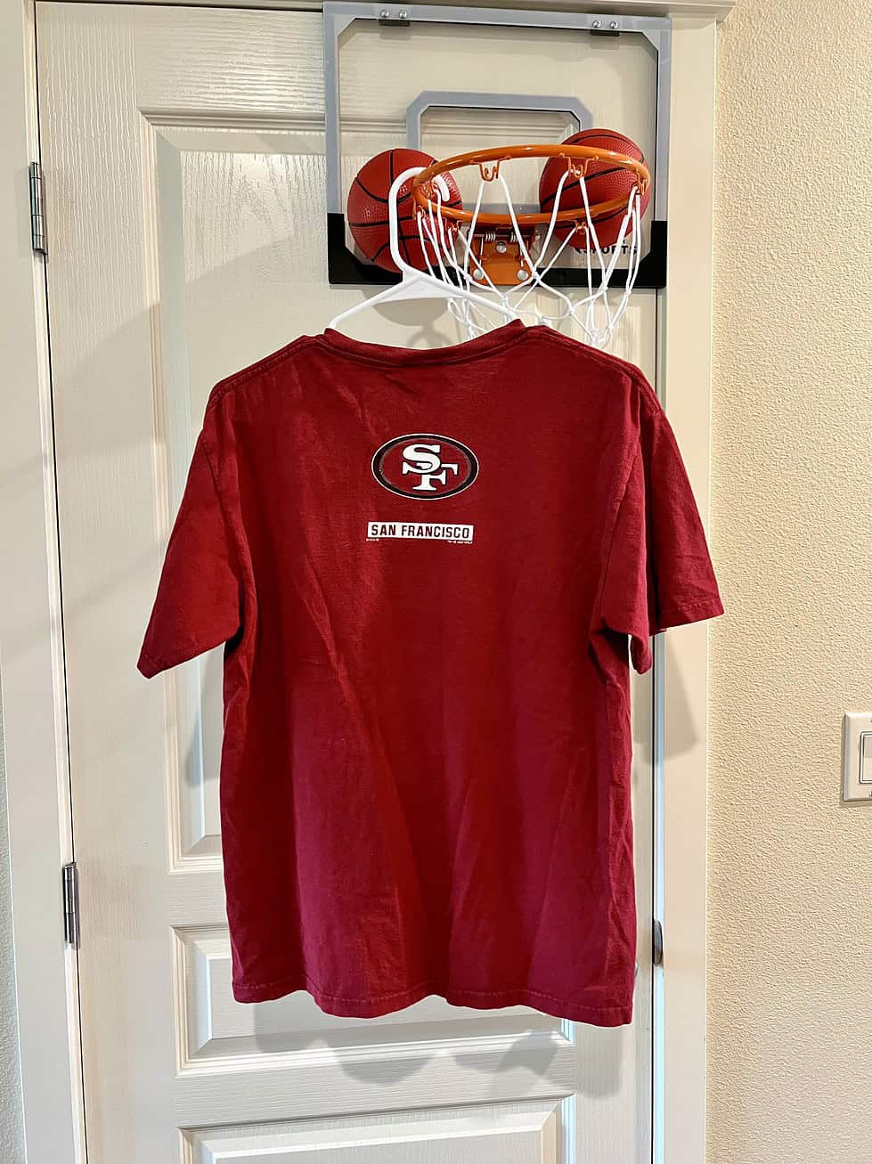 Back view of vintage San Francisco 49ers T-Shirt with small logo and “San Francisco” text.