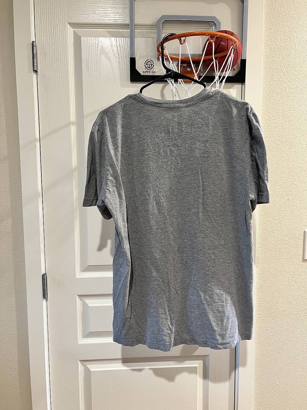 Back view of a heather gray Nike Oregon Ducks "Leader O The Pac" T-shirt, Adult Large.