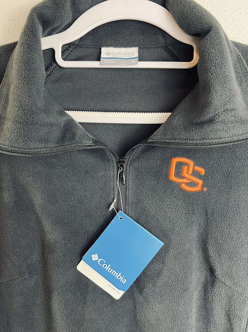 Close-up of OS logo and Columbia branding on Oregon State fleece pullover.
