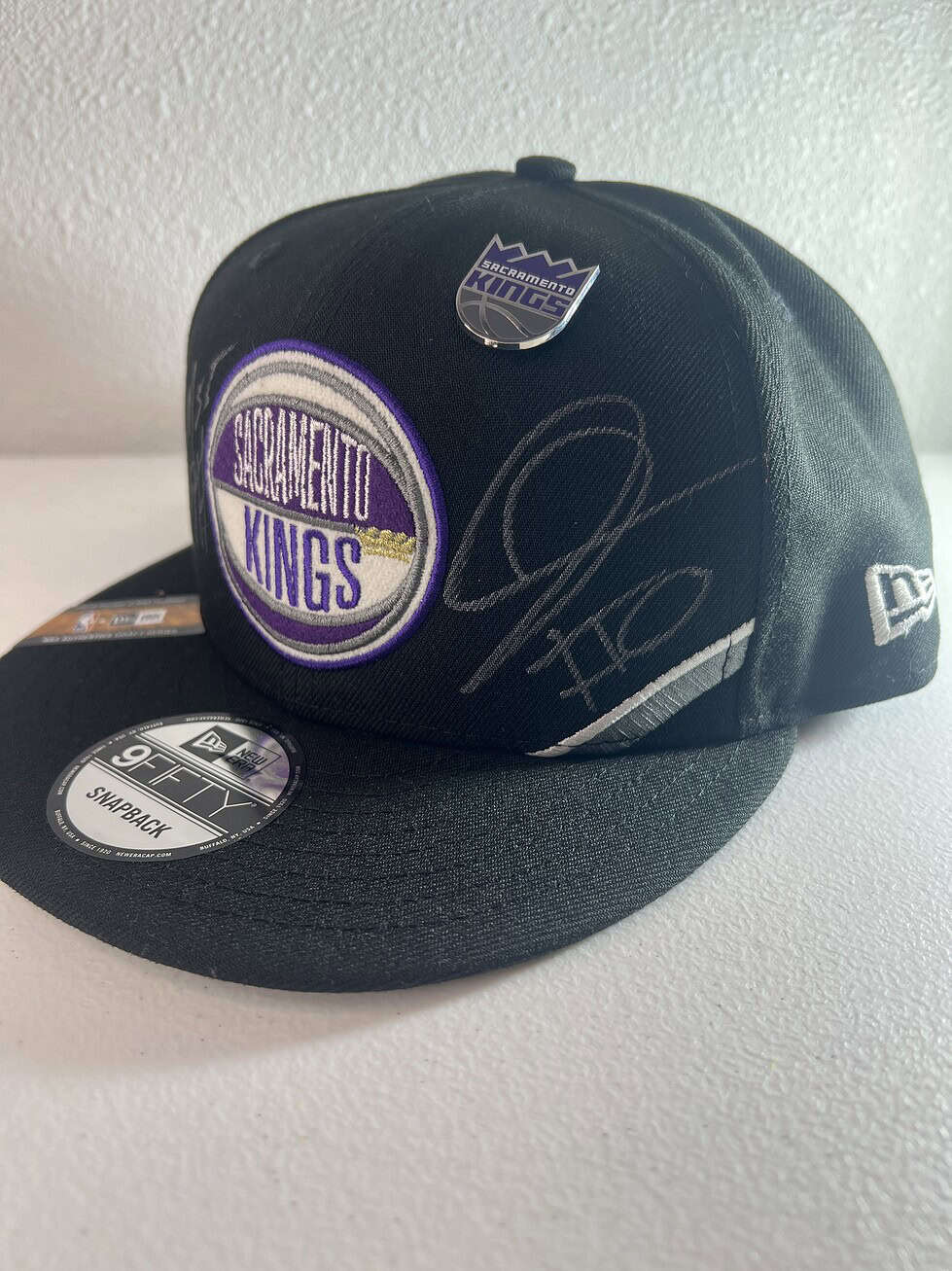 Sacramento Kings 9FIFTY Signed Snapback Hat - Image 2