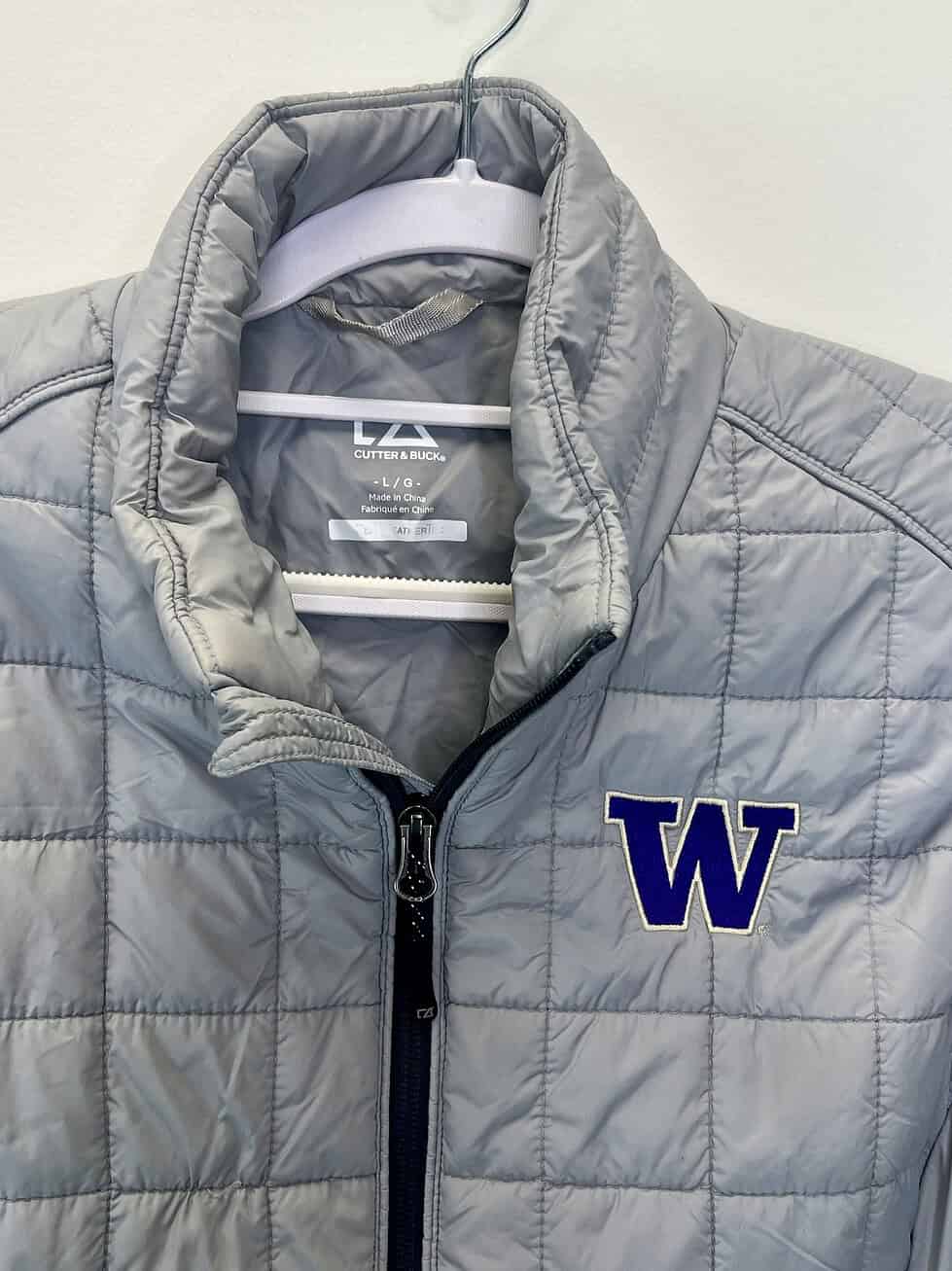 Close-up of "W" embroidery and branded zipper tag